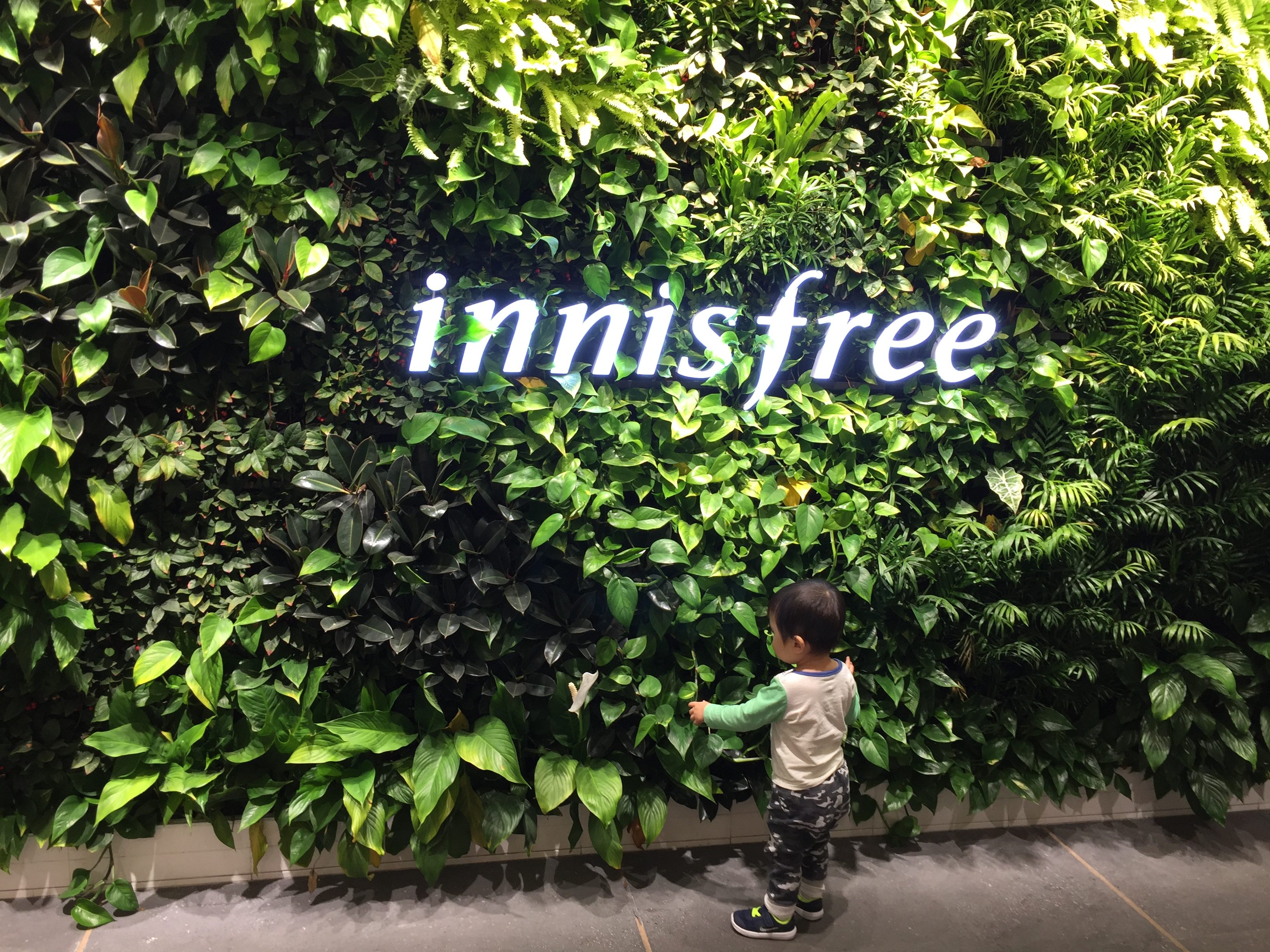 Little Z checking out the fresh greenery while Mommy shop for cosmetics! haha