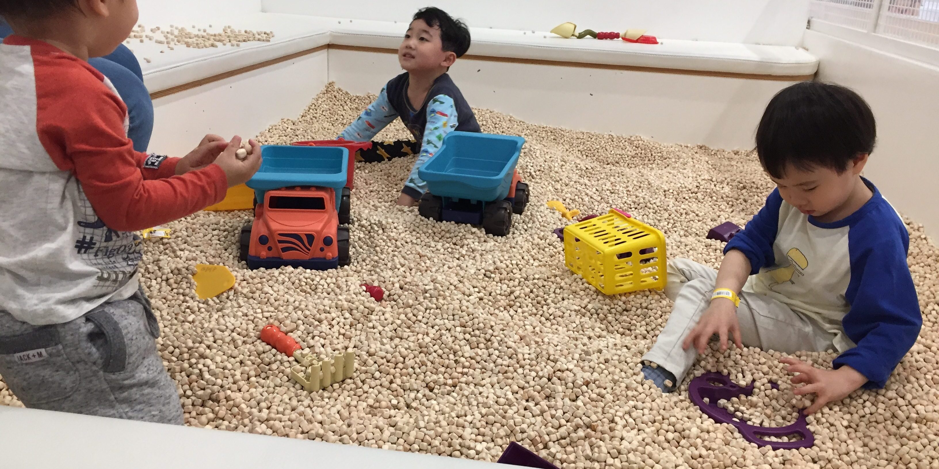 The "sand-pit" made with small wooden pebbles. A much cleaner version of actual sand. Mommy loves! Pororo Lounge, Coex, Seoul